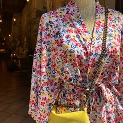 Ça sent bon l’ été, il fait chaud, on sort les jolies couleurs .. #kimono #couleurs #saisonchaude #été #mode #yvoire